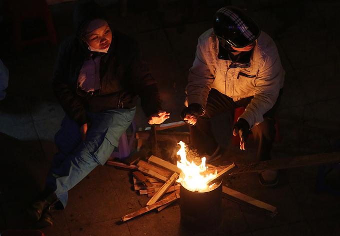 Người Hà Nội đốt lửa xua giá rét